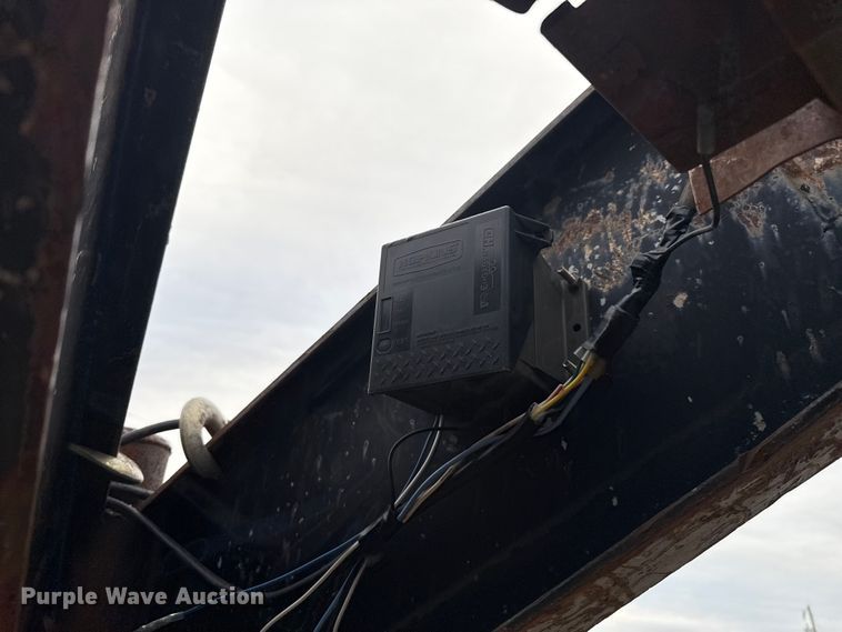 image for item HI9385 2001 TRIPLE B equipment trailer