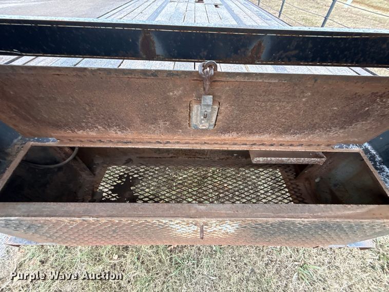 image for item HI9385 2001 TRIPLE B equipment trailer