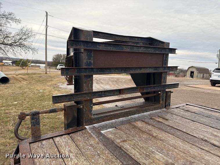 image for item HI9385 2001 TRIPLE B equipment trailer