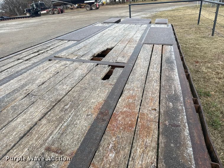 image for item HI9385 2001 TRIPLE B equipment trailer