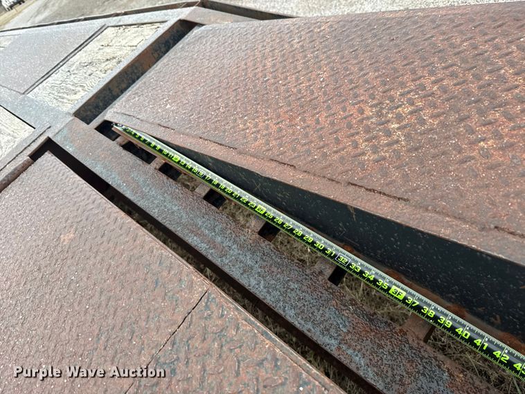 image for item HI9385 2001 TRIPLE B equipment trailer