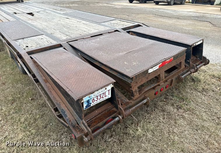 image for item HI9385 2001 TRIPLE B equipment trailer