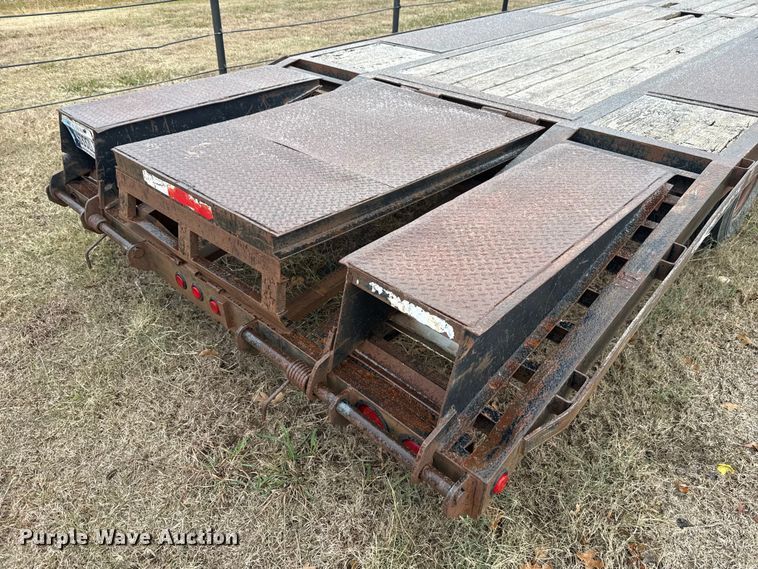 image for item HI9385 2001 TRIPLE B equipment trailer