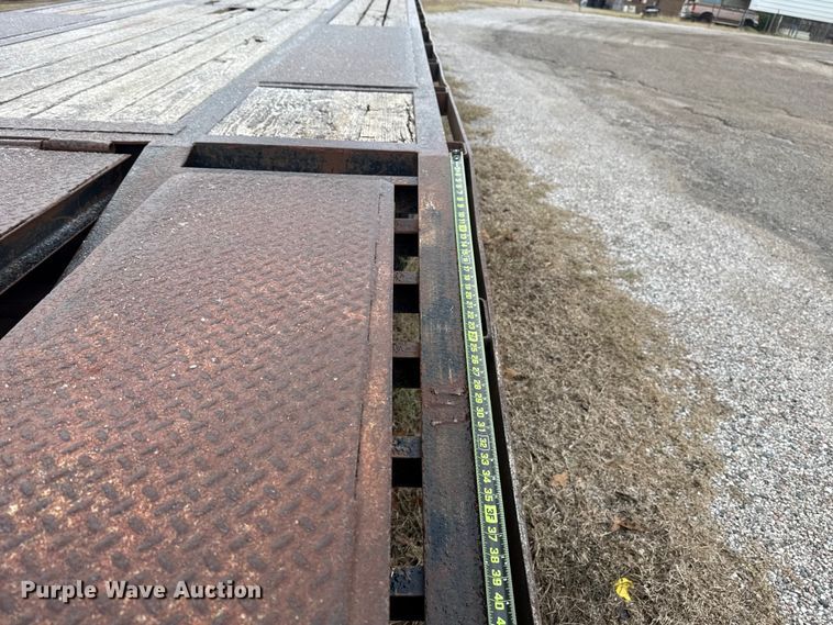 image for item HI9385 2001 TRIPLE B equipment trailer