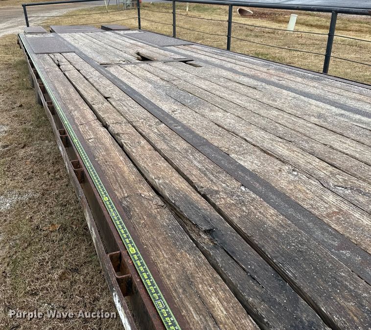 image for item HI9385 2001 TRIPLE B equipment trailer