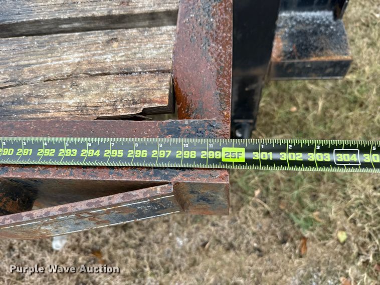 image for item HI9385 2001 TRIPLE B equipment trailer