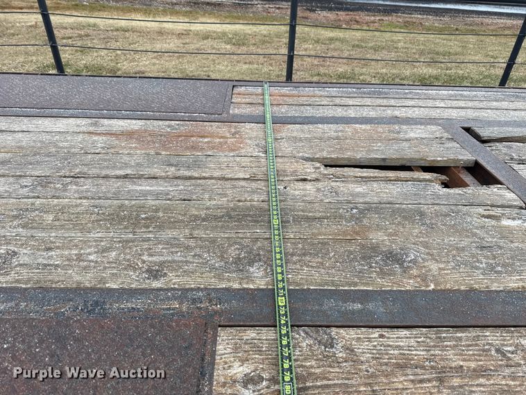 image for item HI9385 2001 TRIPLE B equipment trailer