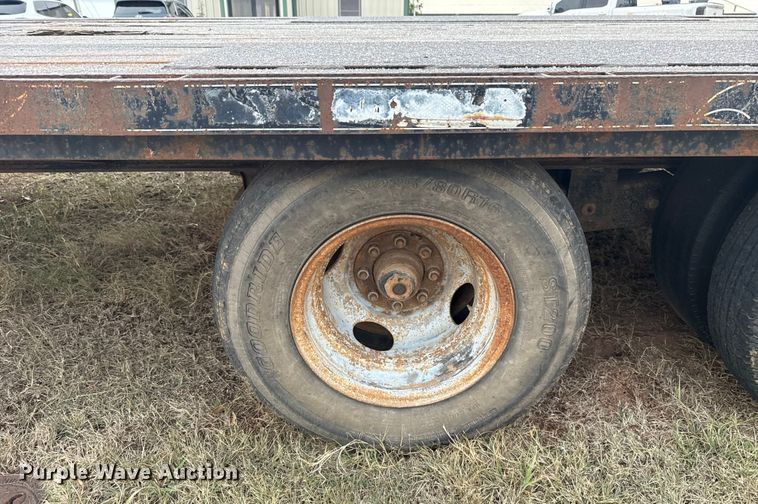 image for item HI9385 2001 TRIPLE B equipment trailer