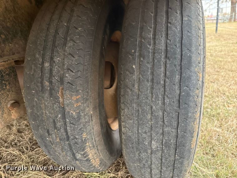 image for item HI9385 2001 TRIPLE B equipment trailer