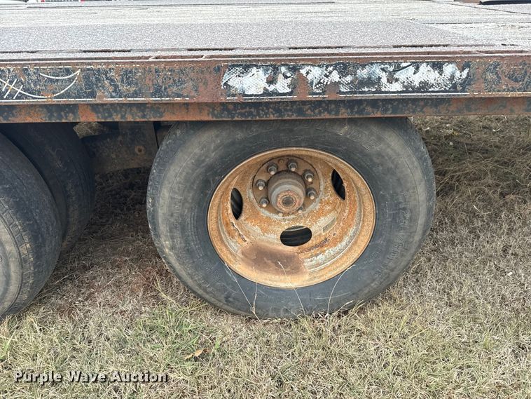 image for item HI9385 2001 TRIPLE B equipment trailer