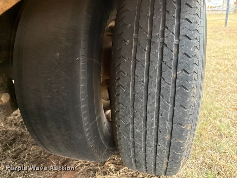 image for item HI9385 2001 TRIPLE B equipment trailer