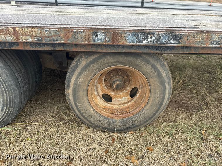 image for item HI9385 2001 TRIPLE B equipment trailer