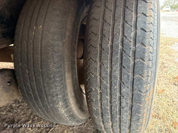 image for item HI9385 2001 TRIPLE B equipment trailer