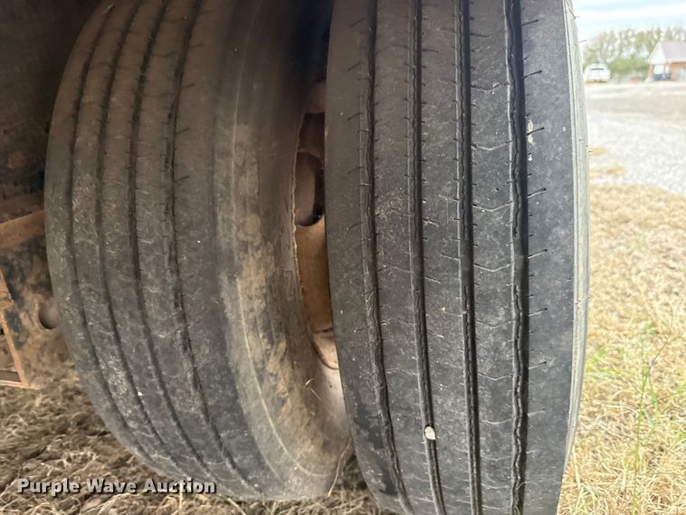 image for item HI9385 2001 TRIPLE B equipment trailer