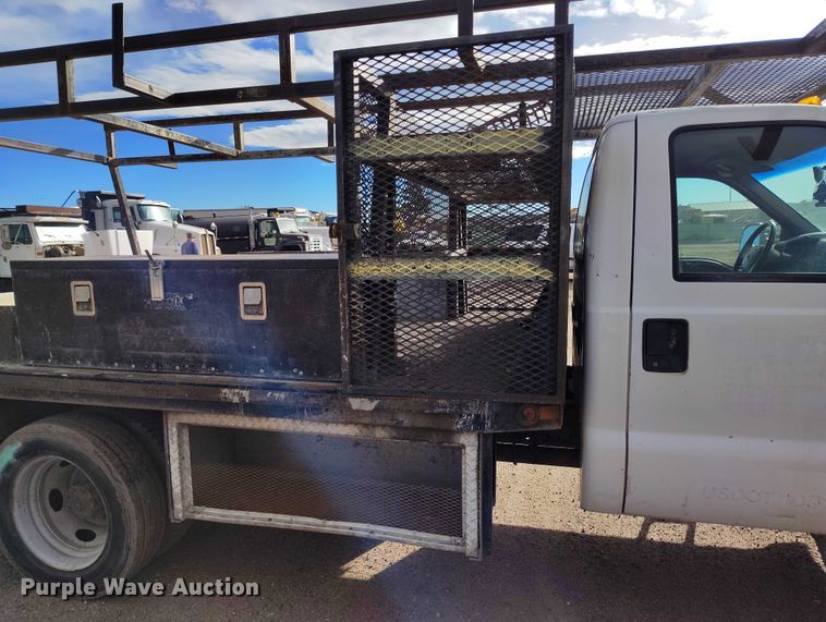 image for item IP9719 2000 Ford F450 Super Duty flatbed truck