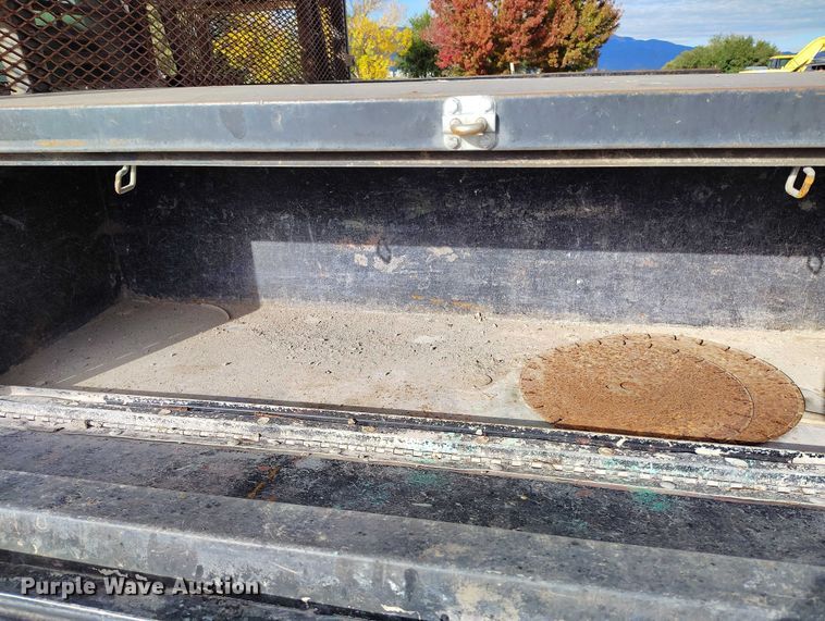 image for item IP9719 2000 Ford F450 Super Duty flatbed truck