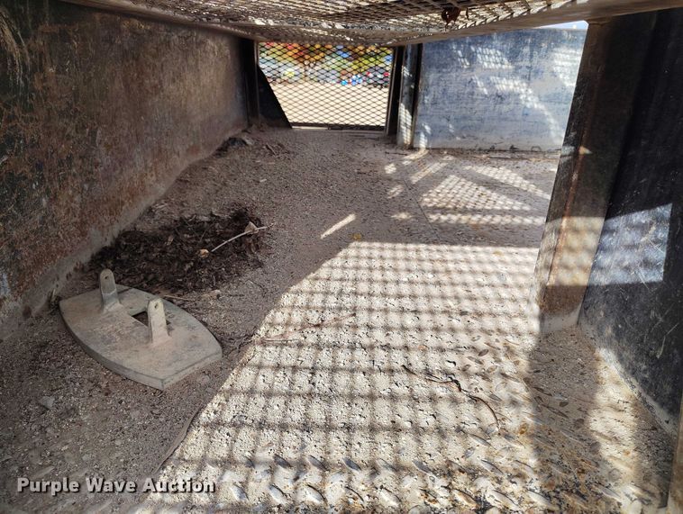 image for item IP9719 2000 Ford F450 Super Duty flatbed truck