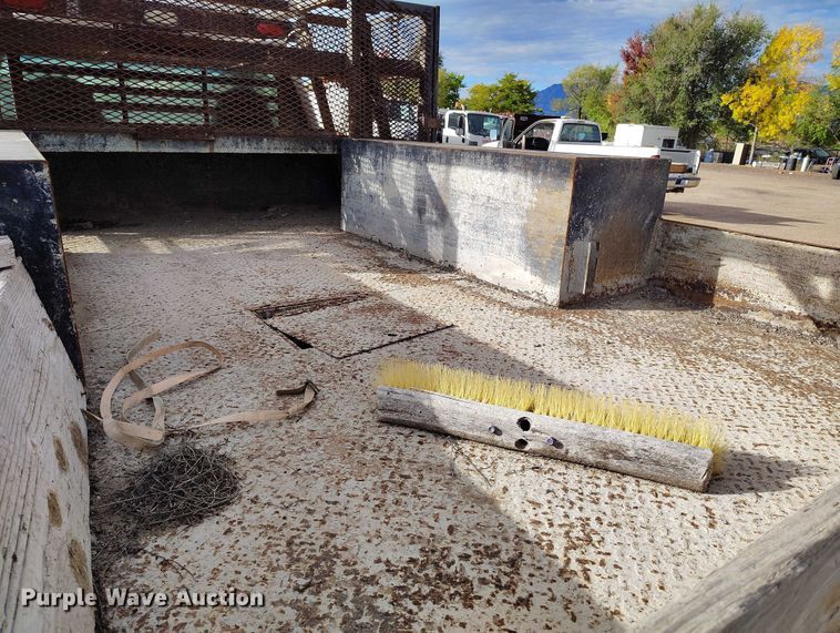 image for item IP9719 2000 Ford F450 Super Duty flatbed truck