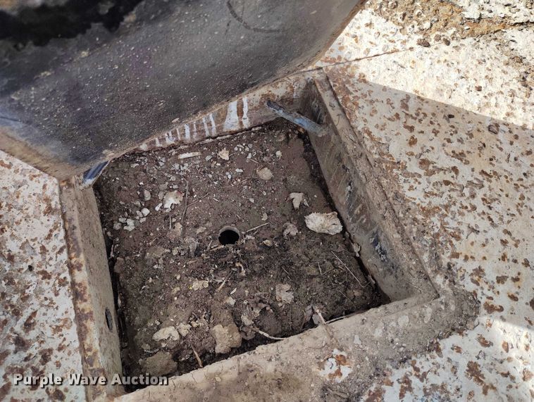 image for item IP9719 2000 Ford F450 Super Duty flatbed truck