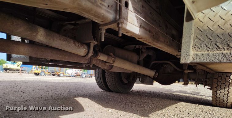 image for item IP9719 2000 Ford F450 Super Duty flatbed truck