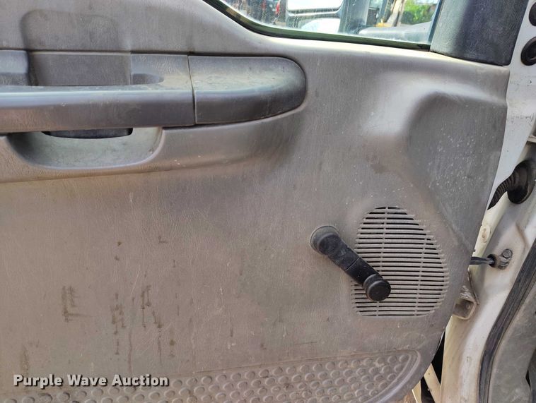 image for item IP9719 2000 Ford F450 Super Duty flatbed truck