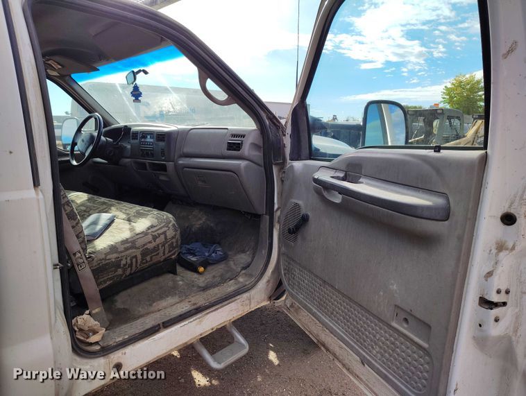 image for item IP9719 2000 Ford F450 Super Duty flatbed truck