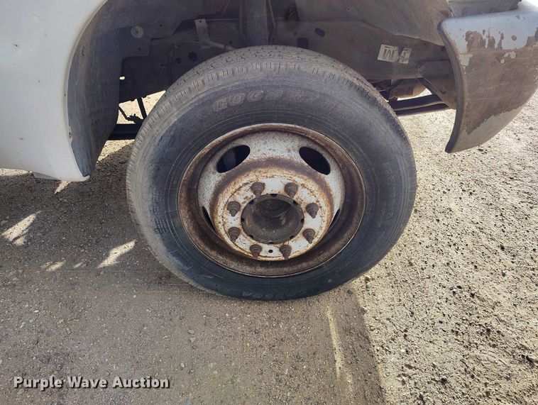 image for item IP9719 2000 Ford F450 Super Duty flatbed truck