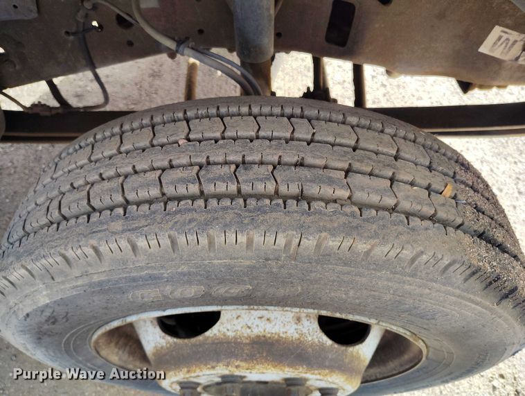 image for item IP9719 2000 Ford F450 Super Duty flatbed truck