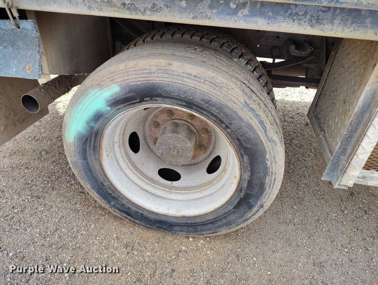 image for item IP9719 2000 Ford F450 Super Duty flatbed truck