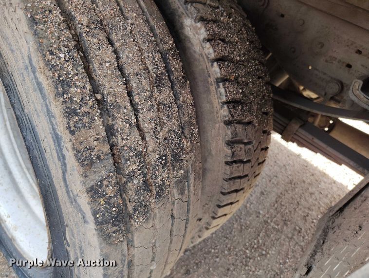 image for item IP9719 2000 Ford F450 Super Duty flatbed truck