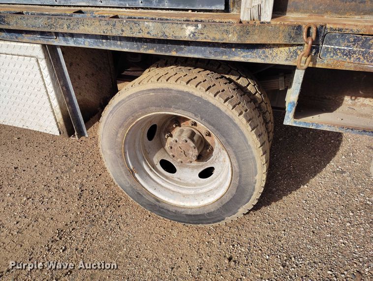 image for item IP9719 2000 Ford F450 Super Duty flatbed truck