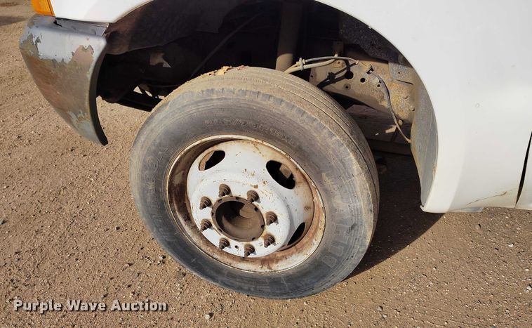 image for item IP9719 2000 Ford F450 Super Duty flatbed truck