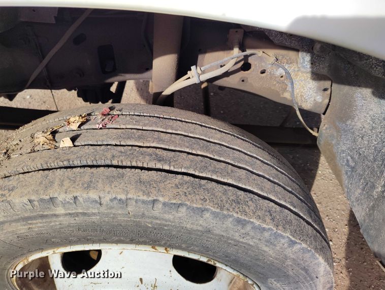 image for item IP9719 2000 Ford F450 Super Duty flatbed truck