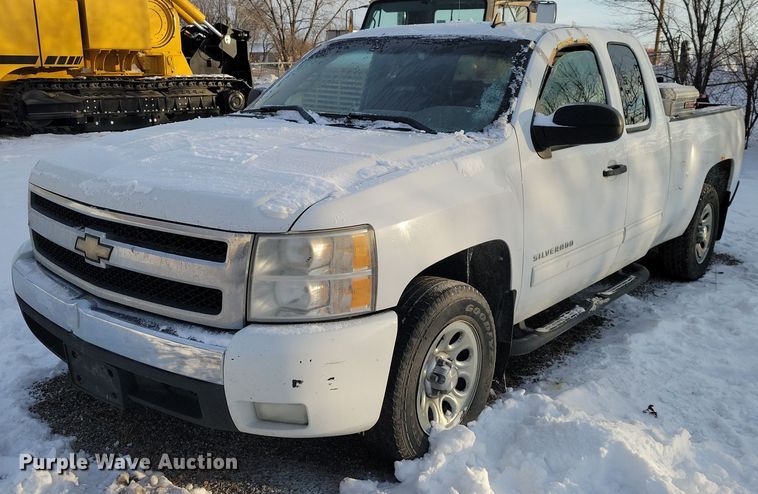 image for item NO9825 2011 Chevrolet Silverado 1500 Ext. Cab pickup truck