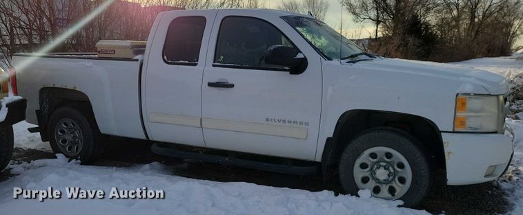 image for item NO9825 2011 Chevrolet Silverado 1500 Ext. Cab pickup truck
