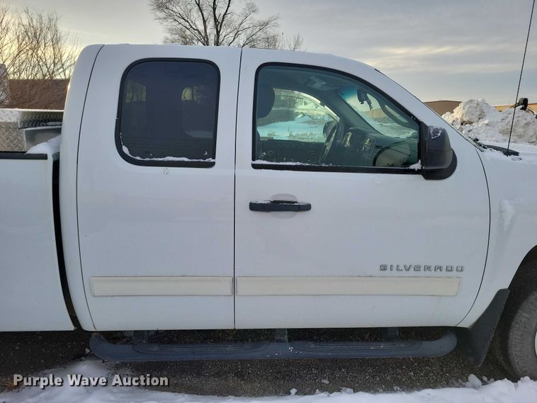 image for item NO9825 2011 Chevrolet Silverado 1500 Ext. Cab pickup truck