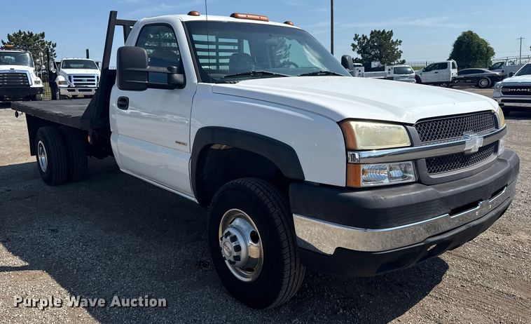 image for item NU9650 2004 Chevrolet Silverado 3500 flatbed pickup truck