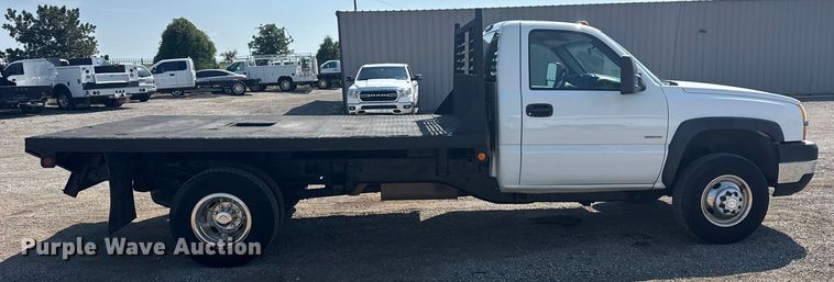 image for item NU9650 2004 Chevrolet Silverado 3500 flatbed pickup truck