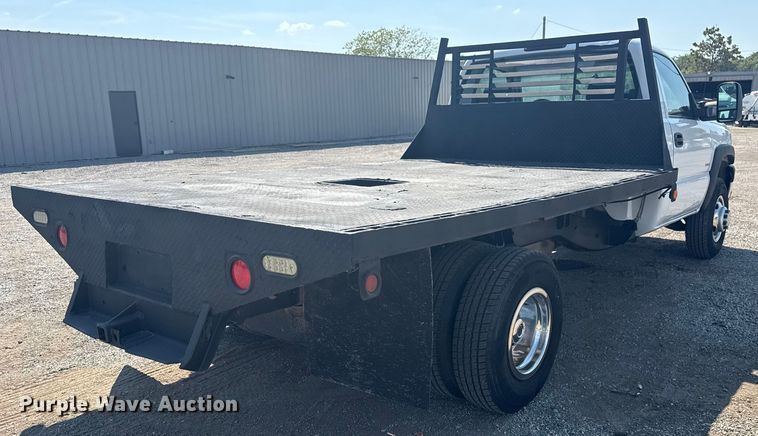 image for item NU9650 2004 Chevrolet Silverado 3500 flatbed pickup truck