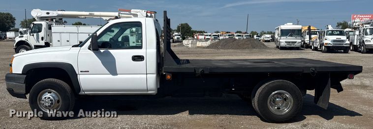image for item NU9650 2004 Chevrolet Silverado 3500 flatbed pickup truck