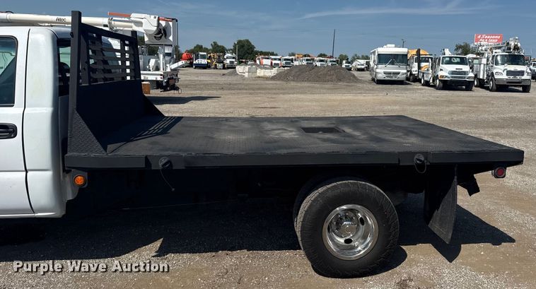 image for item NU9650 2004 Chevrolet Silverado 3500 flatbed pickup truck