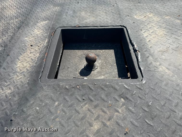 image for item NU9650 2004 Chevrolet Silverado 3500 flatbed pickup truck