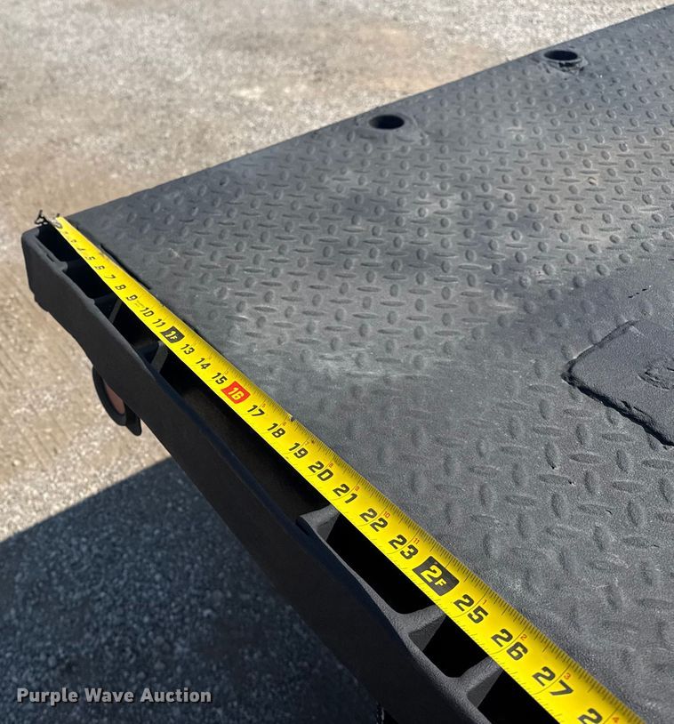 image for item NU9650 2004 Chevrolet Silverado 3500 flatbed pickup truck