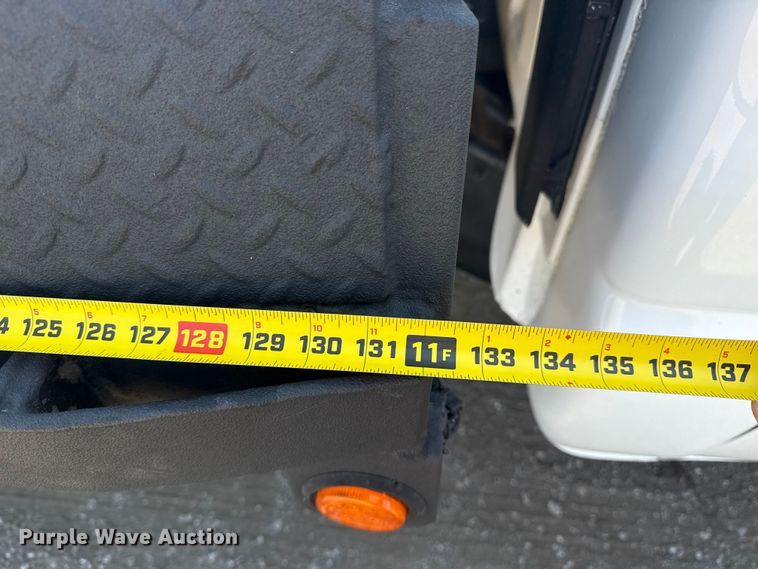 image for item NU9650 2004 Chevrolet Silverado 3500 flatbed pickup truck