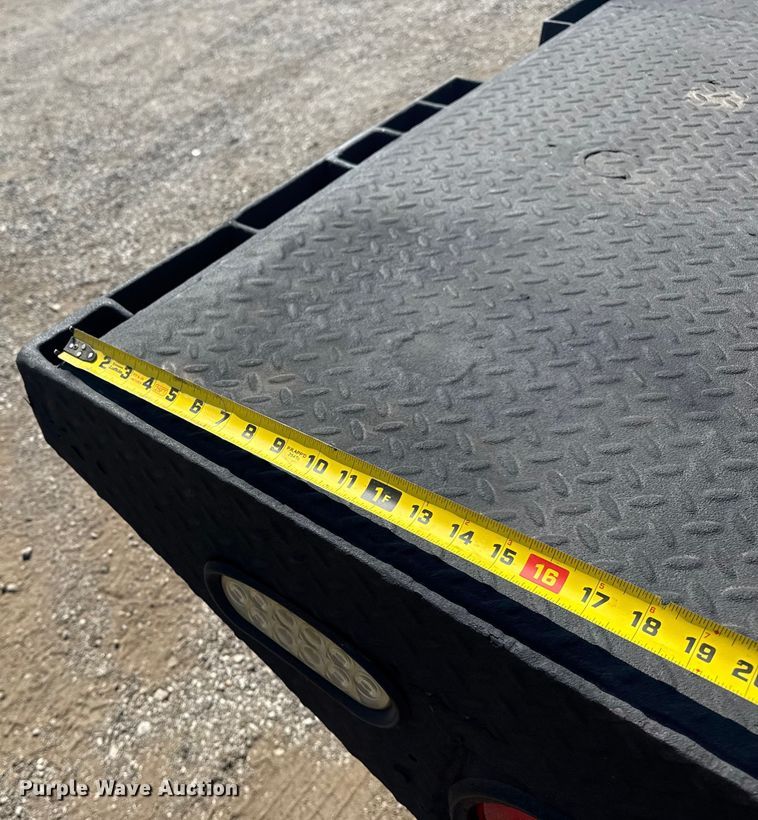 image for item NU9650 2004 Chevrolet Silverado 3500 flatbed pickup truck