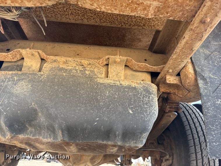 image for item NU9650 2004 Chevrolet Silverado 3500 flatbed pickup truck