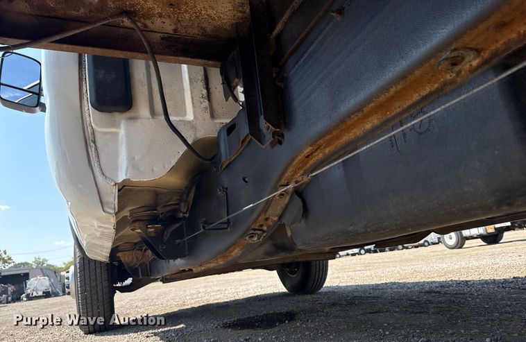 image for item NU9650 2004 Chevrolet Silverado 3500 flatbed pickup truck