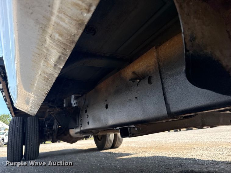 image for item NU9650 2004 Chevrolet Silverado 3500 flatbed pickup truck