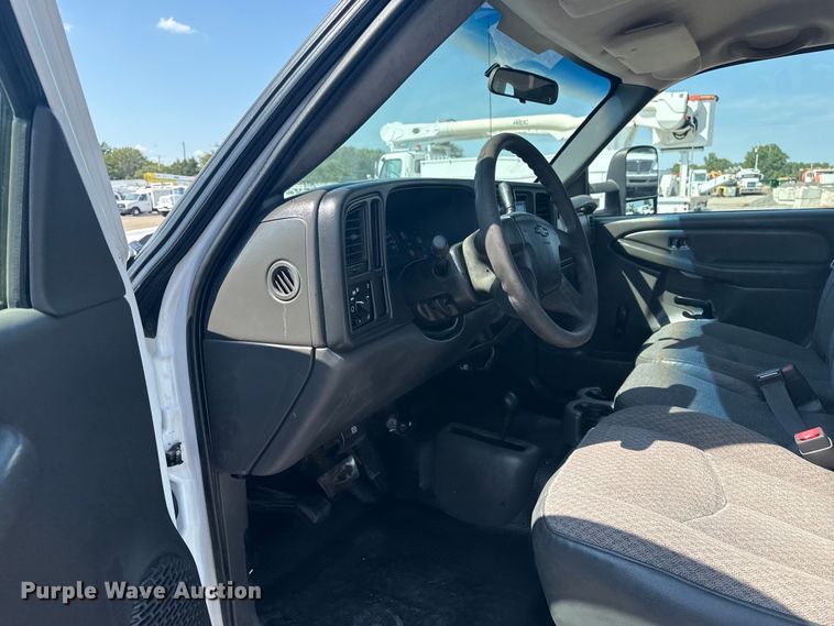 image for item NU9650 2004 Chevrolet Silverado 3500 flatbed pickup truck