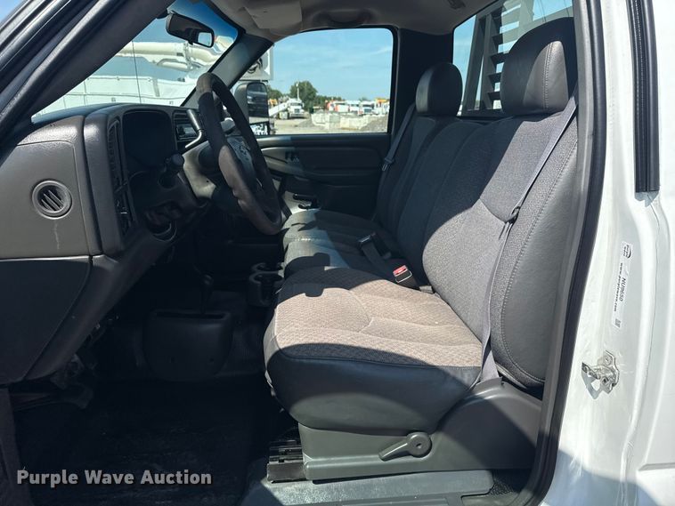 image for item NU9650 2004 Chevrolet Silverado 3500 flatbed pickup truck